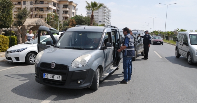Otomobillerden ruhsatsız silahlar çıktı