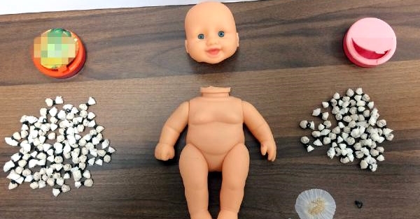 Oyuncak bebeğin içinden çıkanlar polisi bile şaşırttı
