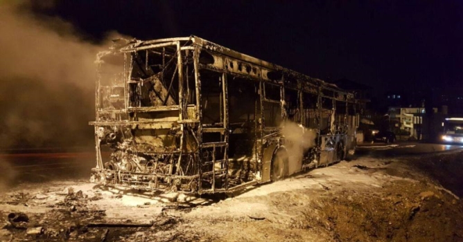 Park halindeki halk otobüsü yandı 