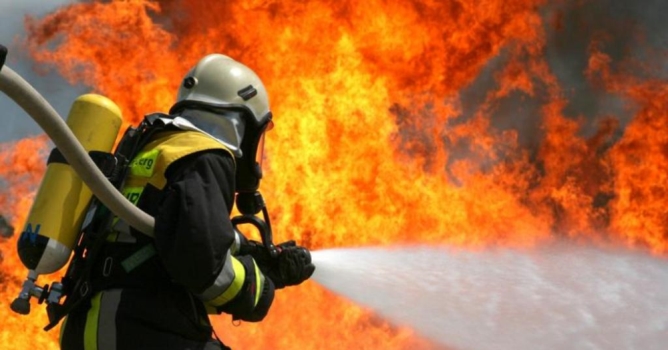 Park halindeki otomobil alev aldı