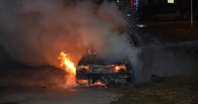  Park halindeki otomobil yandı