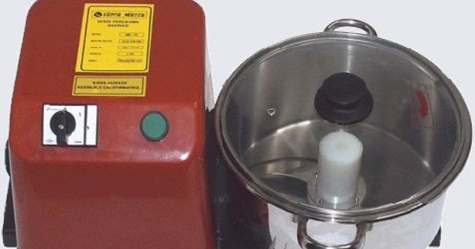 Parmağını soğan makinesine kaptırdı