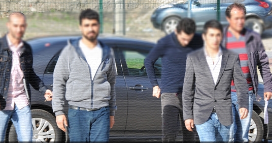 Patronu çalışanını 5 kişiyle darp etti 