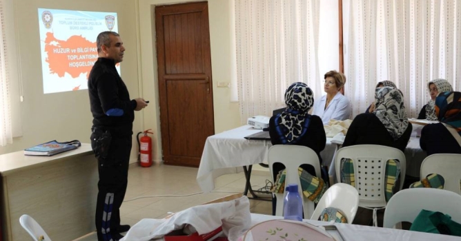 Polisler hırsızlık olaylarına karşı bilgilendirdi