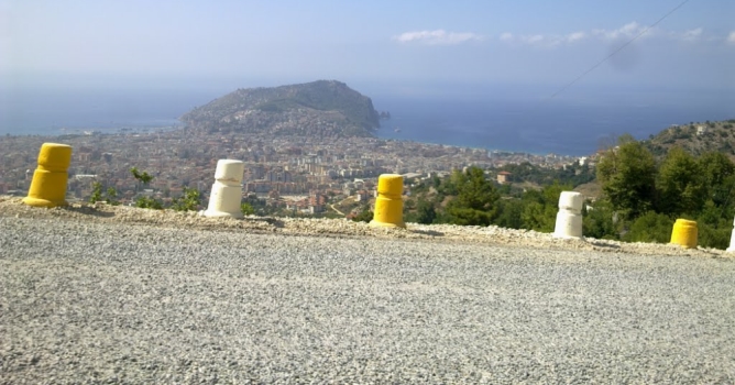 Polisten kaçarken uçuruma yuvarlandı