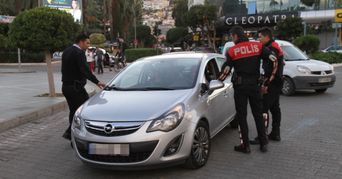 Polisten şüpheli araçlara denetim 