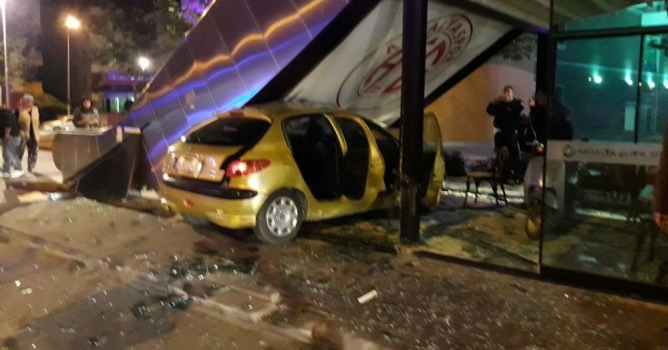 Rus kadın otomobille büfeye girdi 