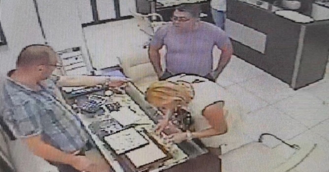 Rus turistler kolye çalarken yakalandı 