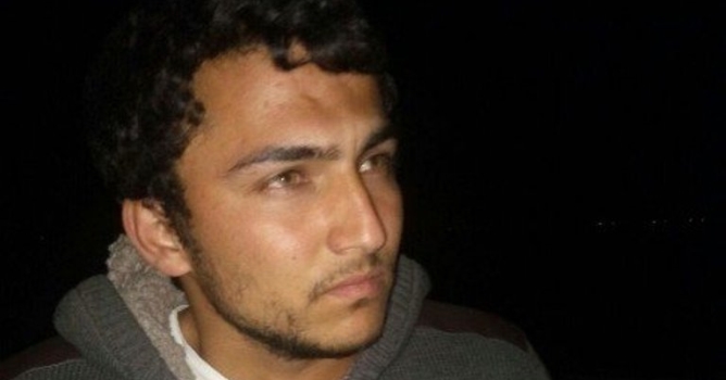 Sahilden çaldığı kumu polislerin önüne döktü