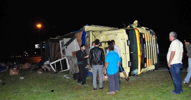 Sebze yüklü kamyon ile otomobil çarpıştı: 6 yaralı