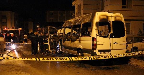 Servis minibüsü yandı