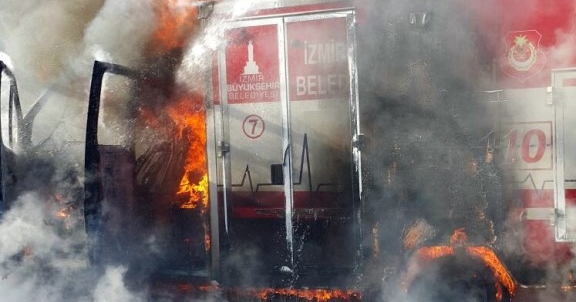 Seyir halindeki AKS ambulansı alev alev yandı 