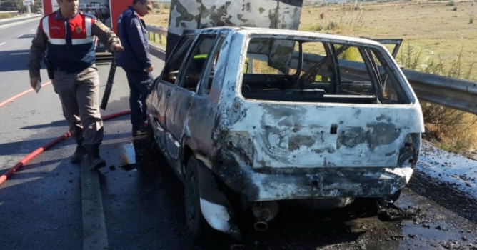 Seyir halindeki otomobil alev aldı