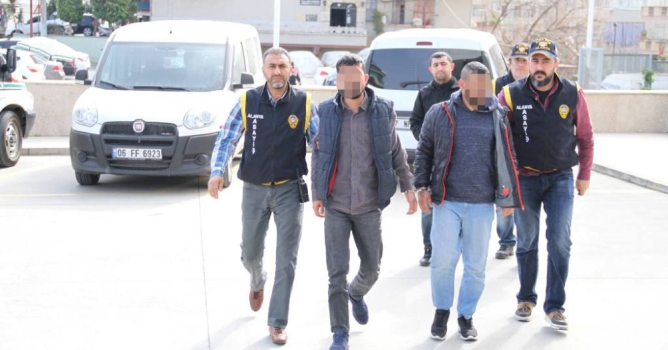 Silahlı saldırganlar polise teslim oldu 