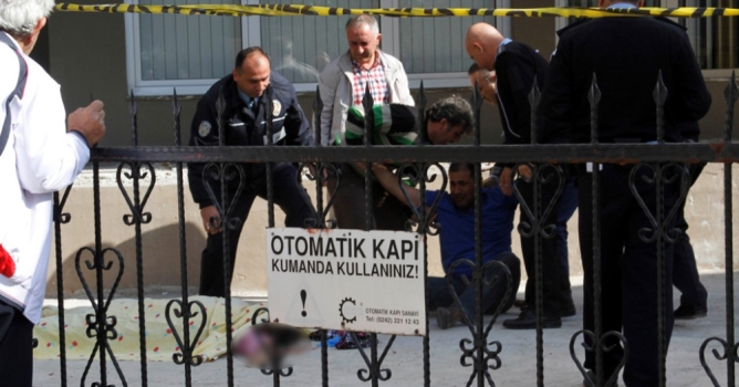 Silikon sıkmak isterken 10. katın penceresinden düştü 