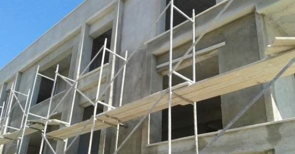 Sıva ustası iskeleden düştü