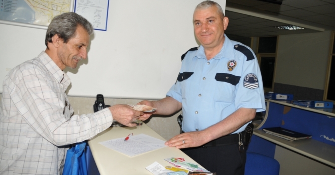 Sokakta bulduğu çantayı polise teslim etti