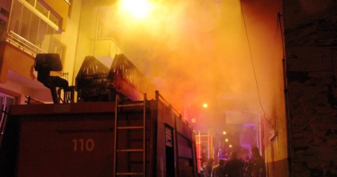 Sönmeden bırakılan kova yangın çıkardı