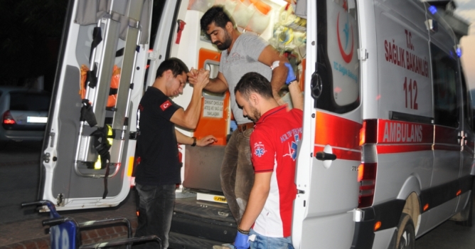 Şortuna boya damlatan iki kişiyi bıçakladı