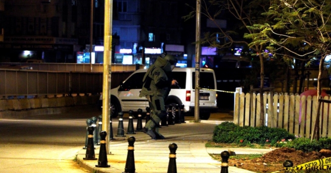 Şüpheli çanta fünyeyle patlatıldı
