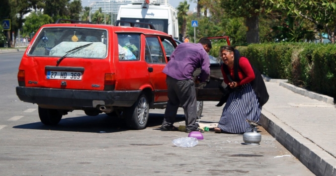 Suriyeli, yol ortasında karısını dövdü