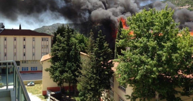 Tadilat yapılan lisenin çatısı yandı