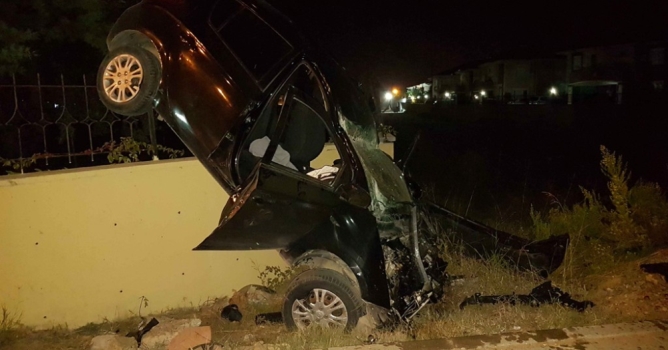 Takla atan otomobil, duvarda asılı kaldı