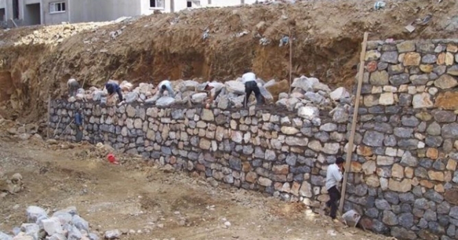 Tamir için çıktığı duvardan düştü