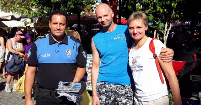 Tanıtıma polis eli değdi