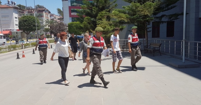 Telefon hırsızı turistler yakalandı