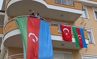 Gazipaşa'da minik Hamza’ya Azerbaycan Emniyeti’nden bayrak jesti