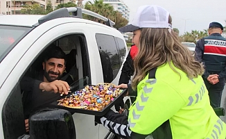 Alanya’da polis ve jandarmadan sürücülere bayram çikolatası 