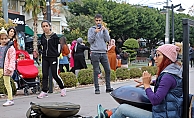 İran’da çalamadığı enstrümanla Antalya sokaklarında harçlığını topluyor