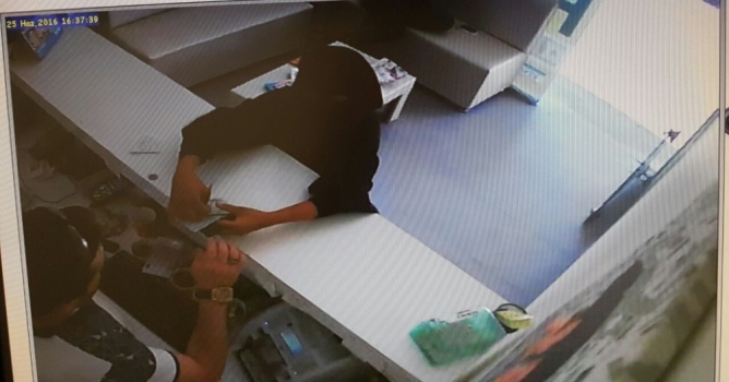 Tırnakçılık yaparken yakalanan kadın çırılçıplak soyunup kaçtı