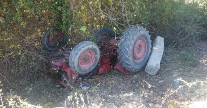 Traktörün altında can verdi 