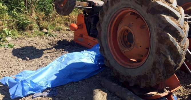 Traktörün altında kaldı