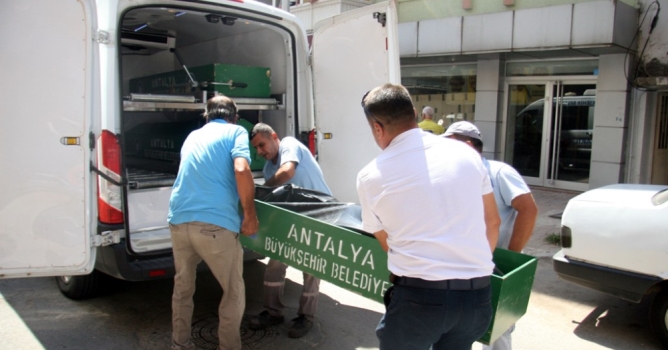 Travestinin evinde şüpheli ölüm