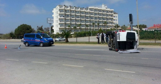 Tur midibüsü kaza yaptı: 3 turist yaralı
