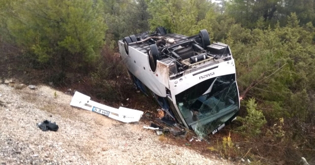 Tur midibüsü şarampole devrildi: 20 yaralı