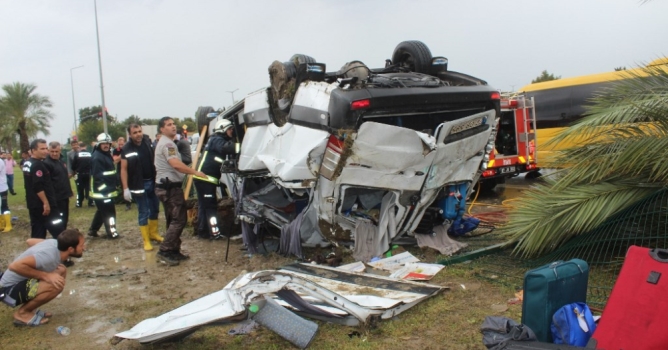 Tur minibüsü devrildi: 3 ölü, 11 yaralı 