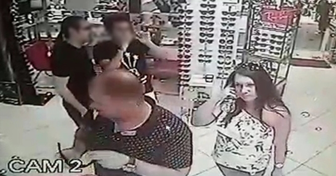 Turist gözlük çaldı 