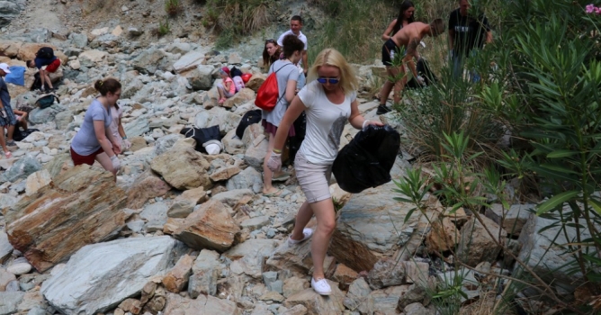 Turist kafilesi belediye  işçileriyle çöp topladı 