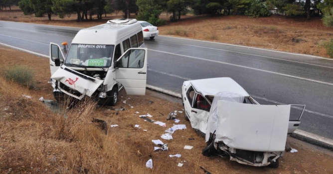 Turistleri taşıyan minibüs kaza yaptı