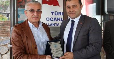 Türk Ocakları'ndan Yücel'e plaket