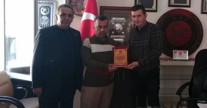 Türkdoğan'dan Şehit ağabeyine plaket