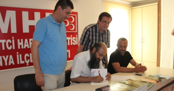 Ülkücü Yazar Erdoğan  imza gününe katıldı