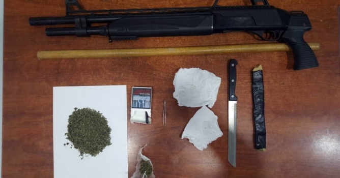 Uyuşturucu ve silahla yakalandı 