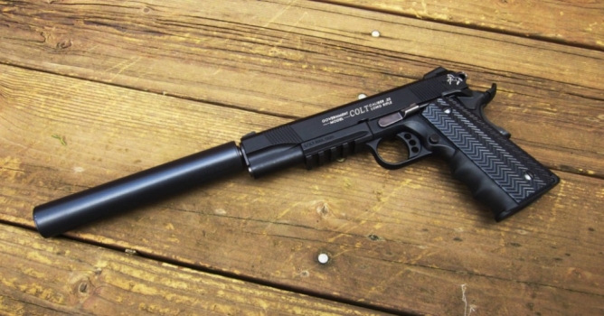 Valizde 5 ruhsatsız tabanca ve susturucu ele geçirdi