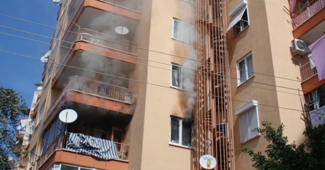 Yangın paniği 10 katlı binayı tahliye ettirdi