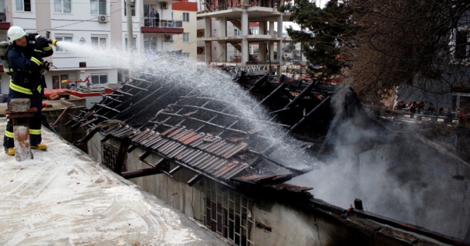 Yangın tek katlı evi küle çevirdi
